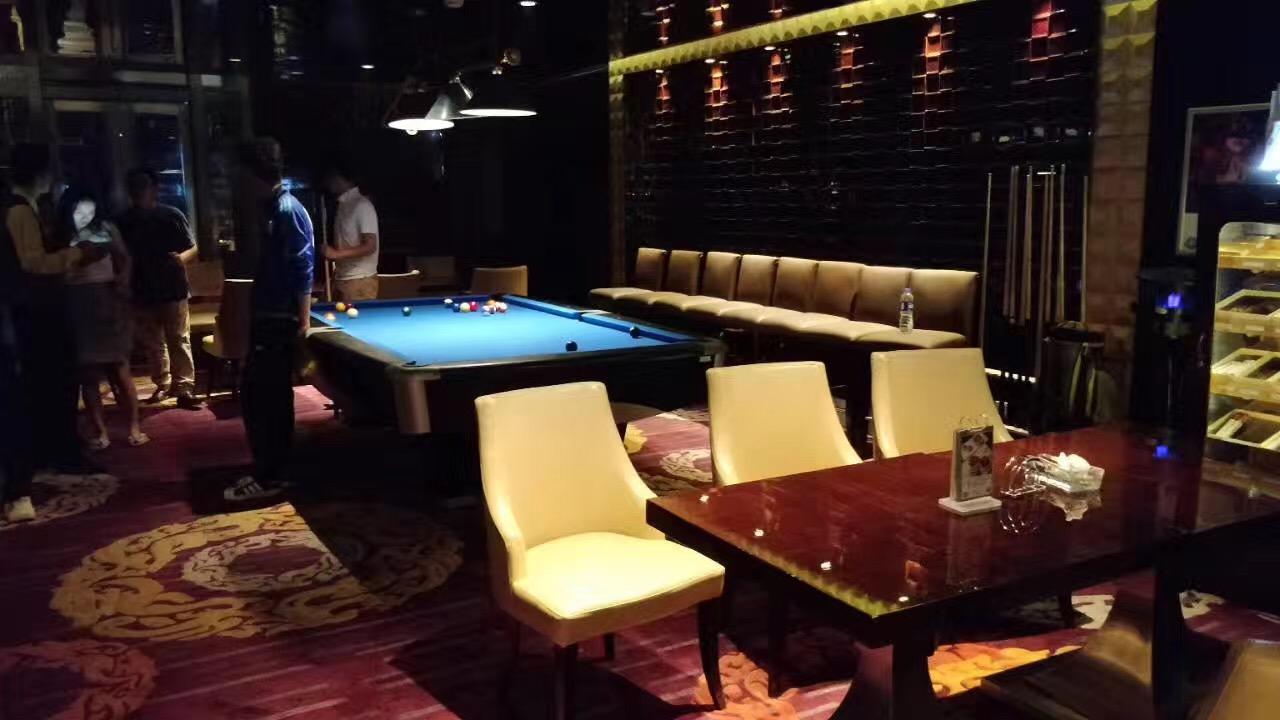 長沙辦公室裝修、門面店鋪裝修設計公司卓正裝飾提出的運動酒吧店鋪裝修方案